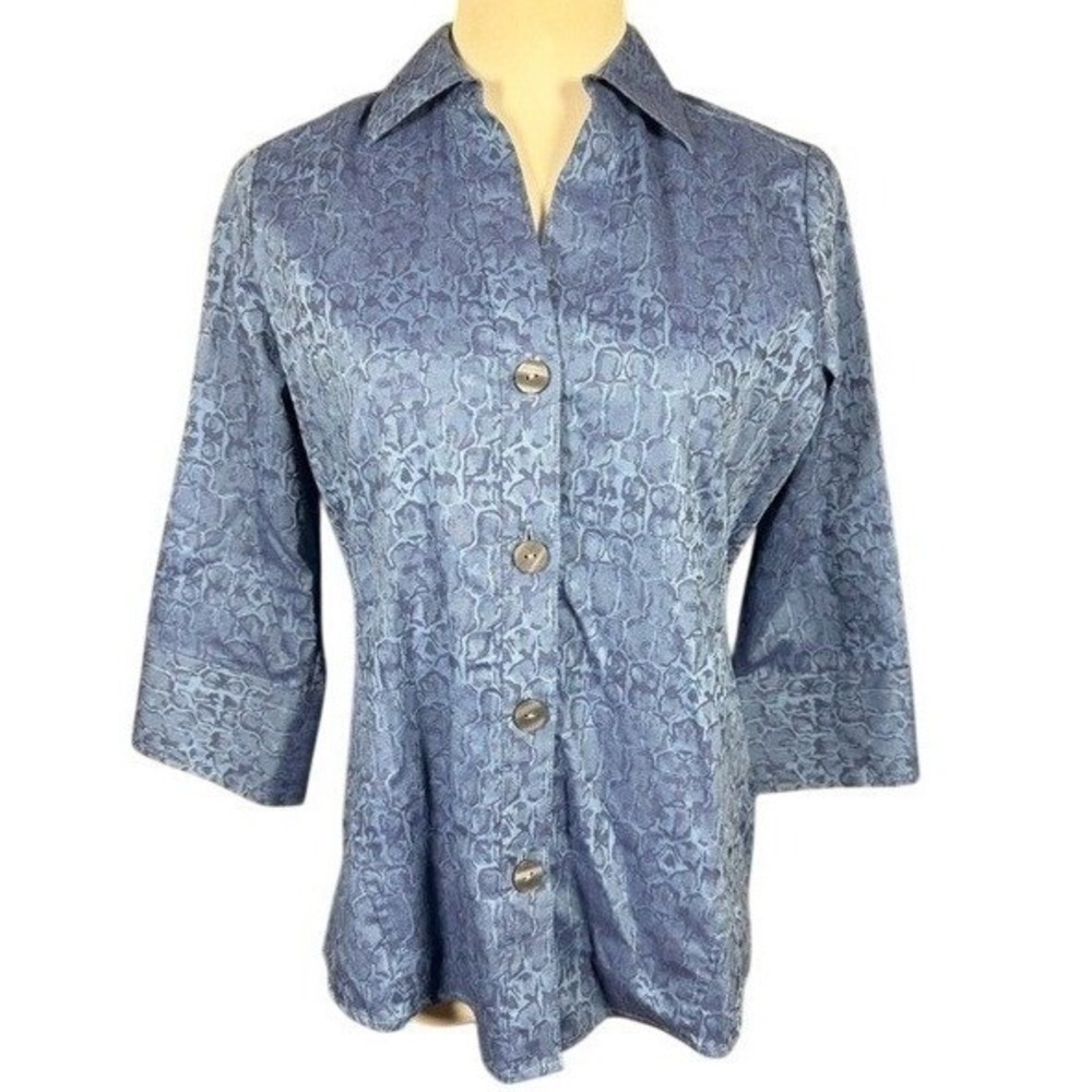 Foxcroft NYC NonIron Blue Animal Print Shaped Button Up Shirt Women 4 3/4 Sleeve